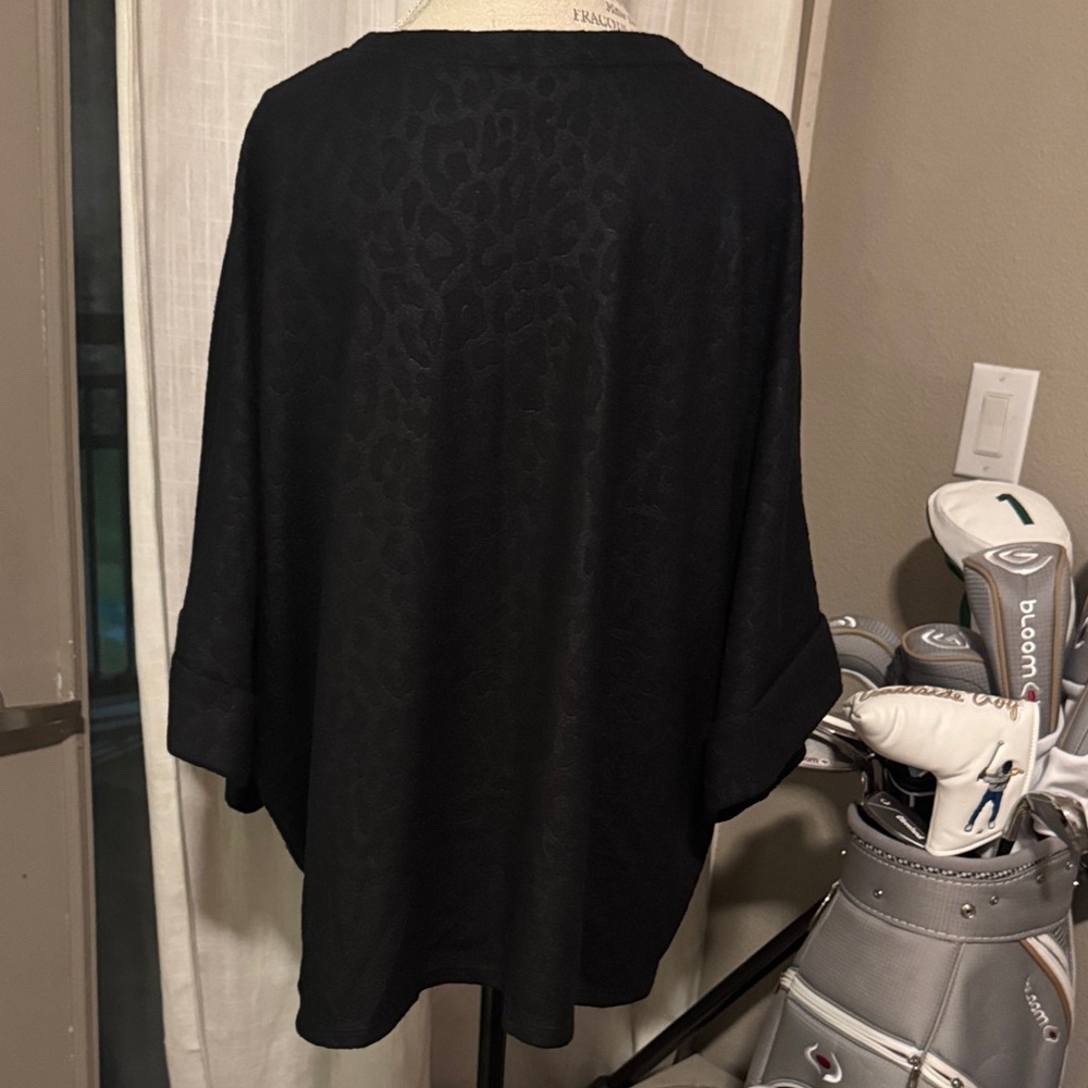Adrienne Leopard Animal Print Texture Elegant Black Women's Flowy Top Small - Picture 4 of 7
